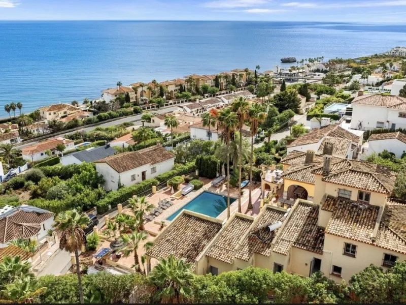 Stunning 8-Bedroom Villa with Panoramic Sea Views & Exceptional Investment Potential – Estepona