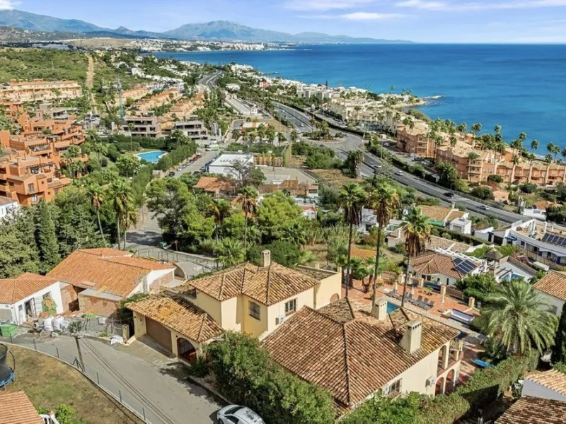 Stunning 8-Bedroom Villa with Panoramic Sea Views & Exceptional Investment Potential – Estepona