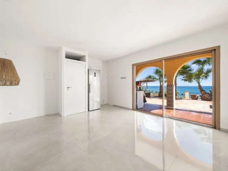 Stunning 8-Bedroom Villa with Panoramic Sea Views & Exceptional Investment Potential – Estepona