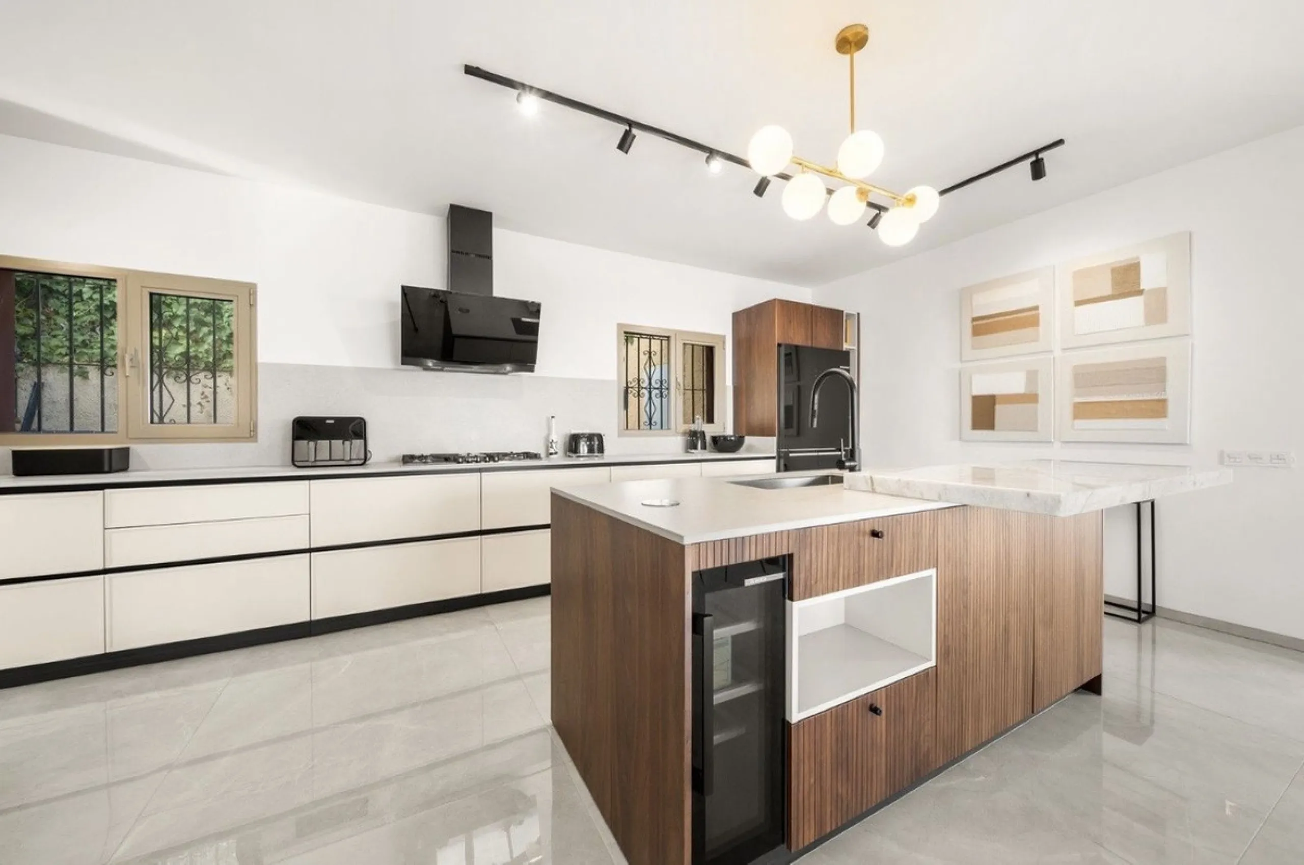 Stunning 8-Bedroom Villa with Panoramic Sea Views & Exceptional Investment Potential – Estepona