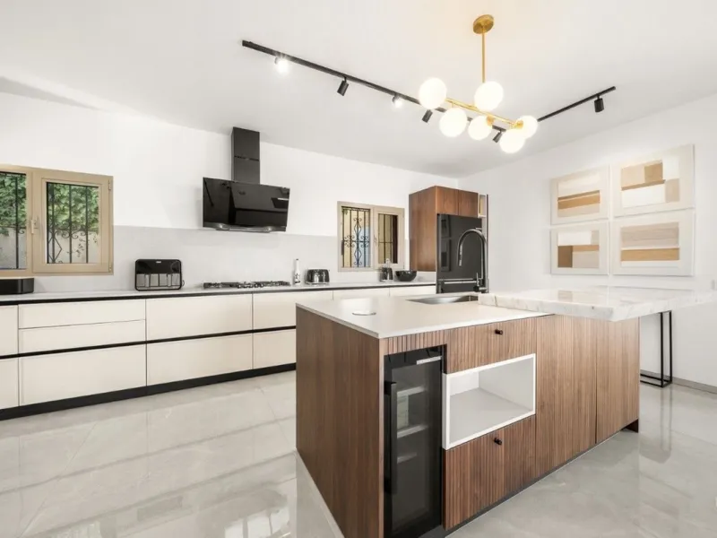 Stunning 8-Bedroom Villa with Panoramic Sea Views & Exceptional Investment Potential – Estepona