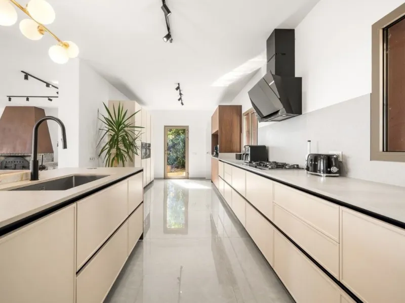 Stunning 8-Bedroom Villa with Panoramic Sea Views & Exceptional Investment Potential – Estepona
