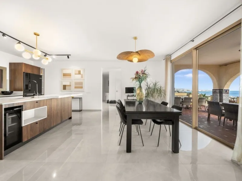 Stunning 8-Bedroom Villa with Panoramic Sea Views & Exceptional Investment Potential – Estepona