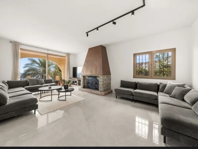 Stunning 8-Bedroom Villa with Panoramic Sea Views & Exceptional Investment Potential – Estepona