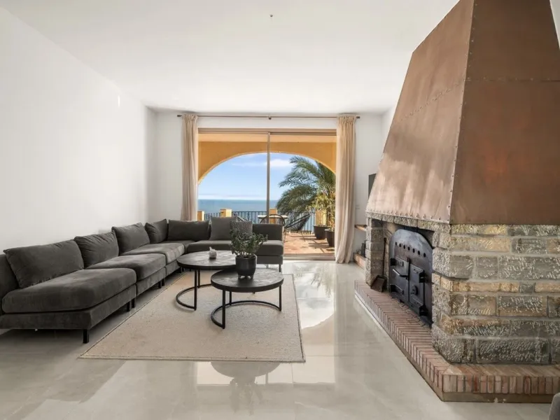 Stunning 8-Bedroom Villa with Panoramic Sea Views & Exceptional Investment Potential – Estepona
