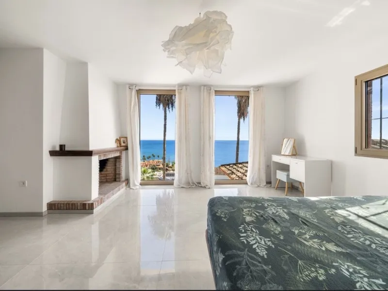 Stunning 8-Bedroom Villa with Panoramic Sea Views & Exceptional Investment Potential – Estepona