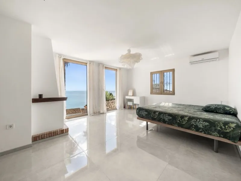 Stunning 8-Bedroom Villa with Panoramic Sea Views & Exceptional Investment Potential – Estepona