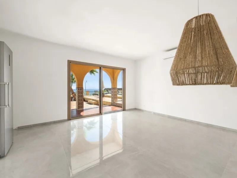 Stunning 8-Bedroom Villa with Panoramic Sea Views & Exceptional Investment Potential – Estepona