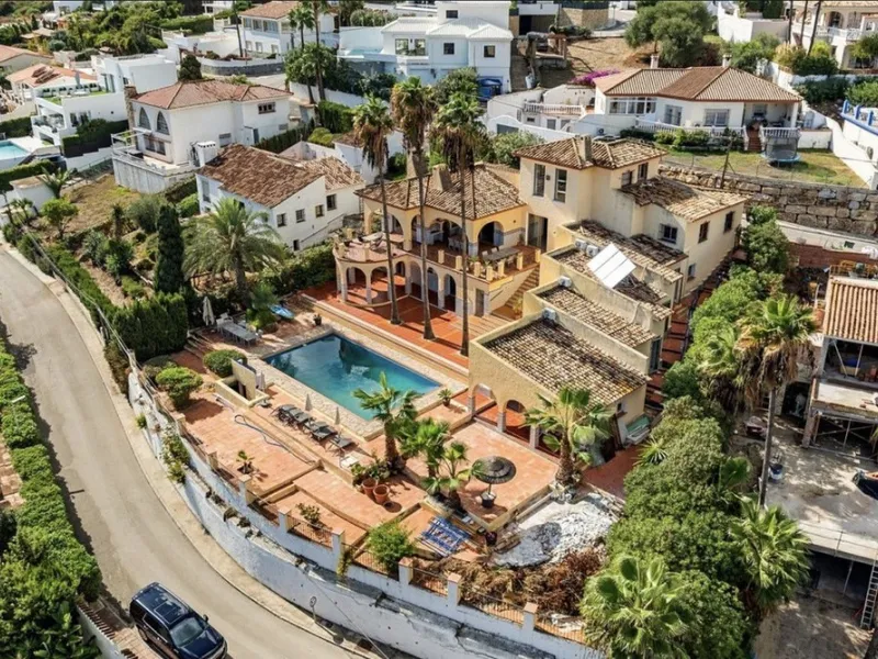Stunning 8-Bedroom Villa with Panoramic Sea Views & Exceptional Investment Potential – Estepona