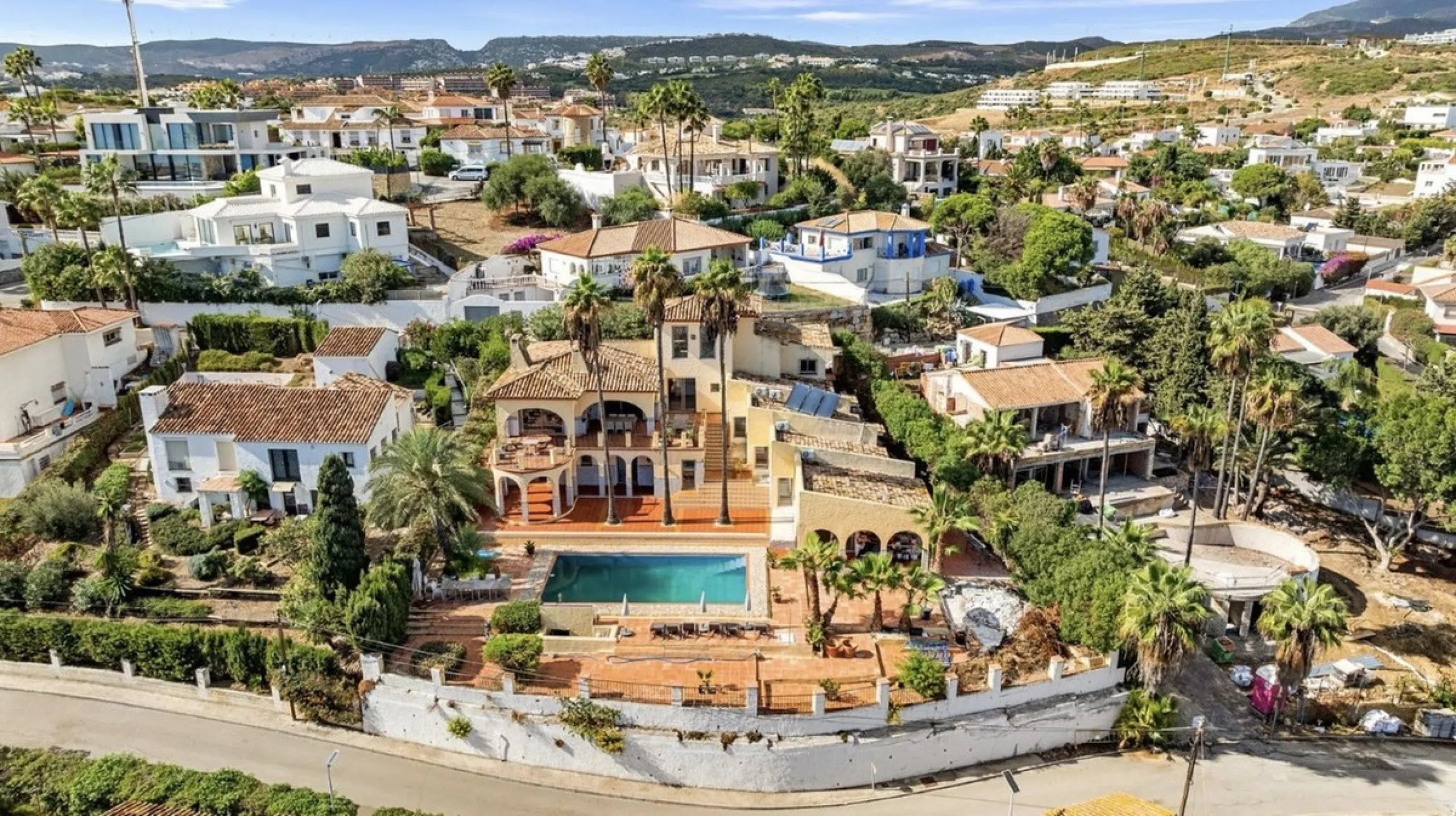 Stunning 8-Bedroom Villa with Panoramic Sea Views & Exceptional Investment Potential – Estepona