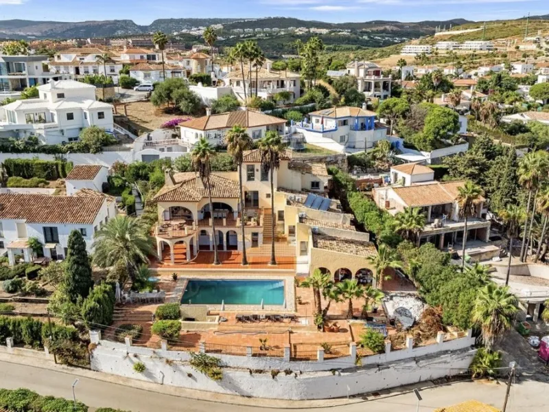 Stunning 8-Bedroom Villa with Panoramic Sea Views & Exceptional Investment Potential – Estepona