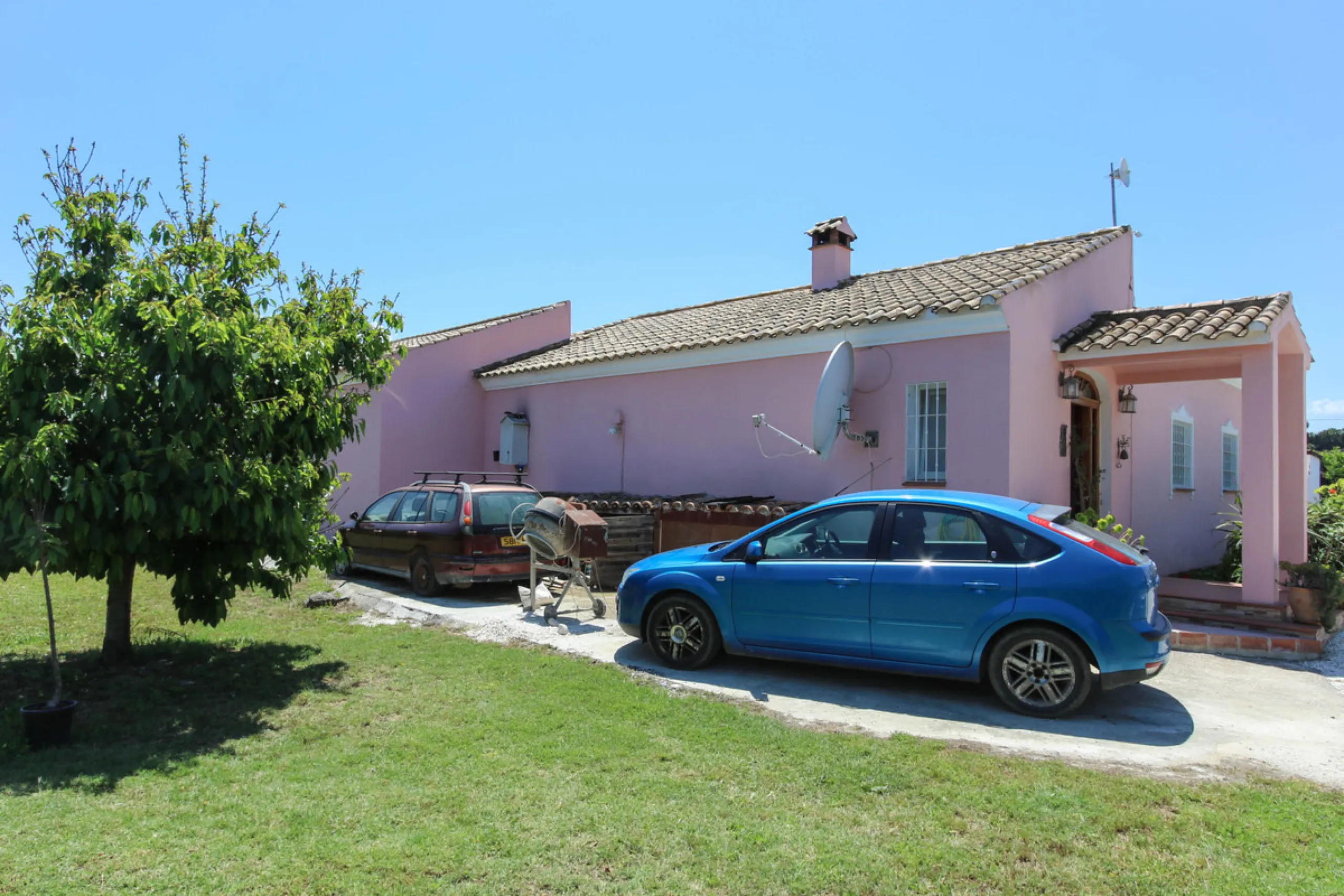 Geräumige Villa mit separatem Gästeappartement in ruhiger Lage