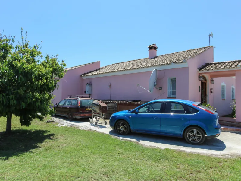 Geräumige Villa mit separatem Gästeappartement in ruhiger Lage