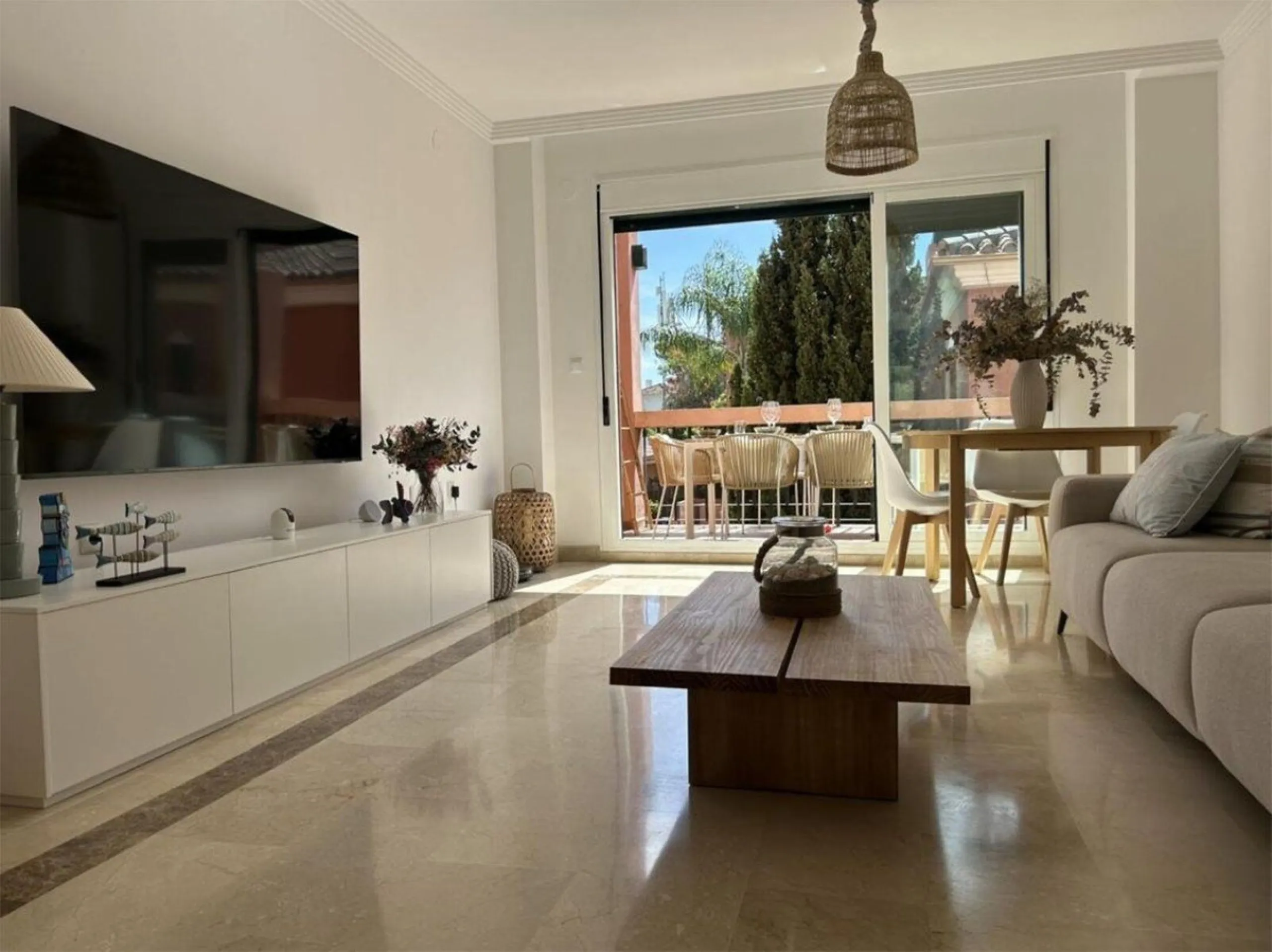 This modern, recently renovated apartment is located in the Marbesa area, just 300 meters from the sea.