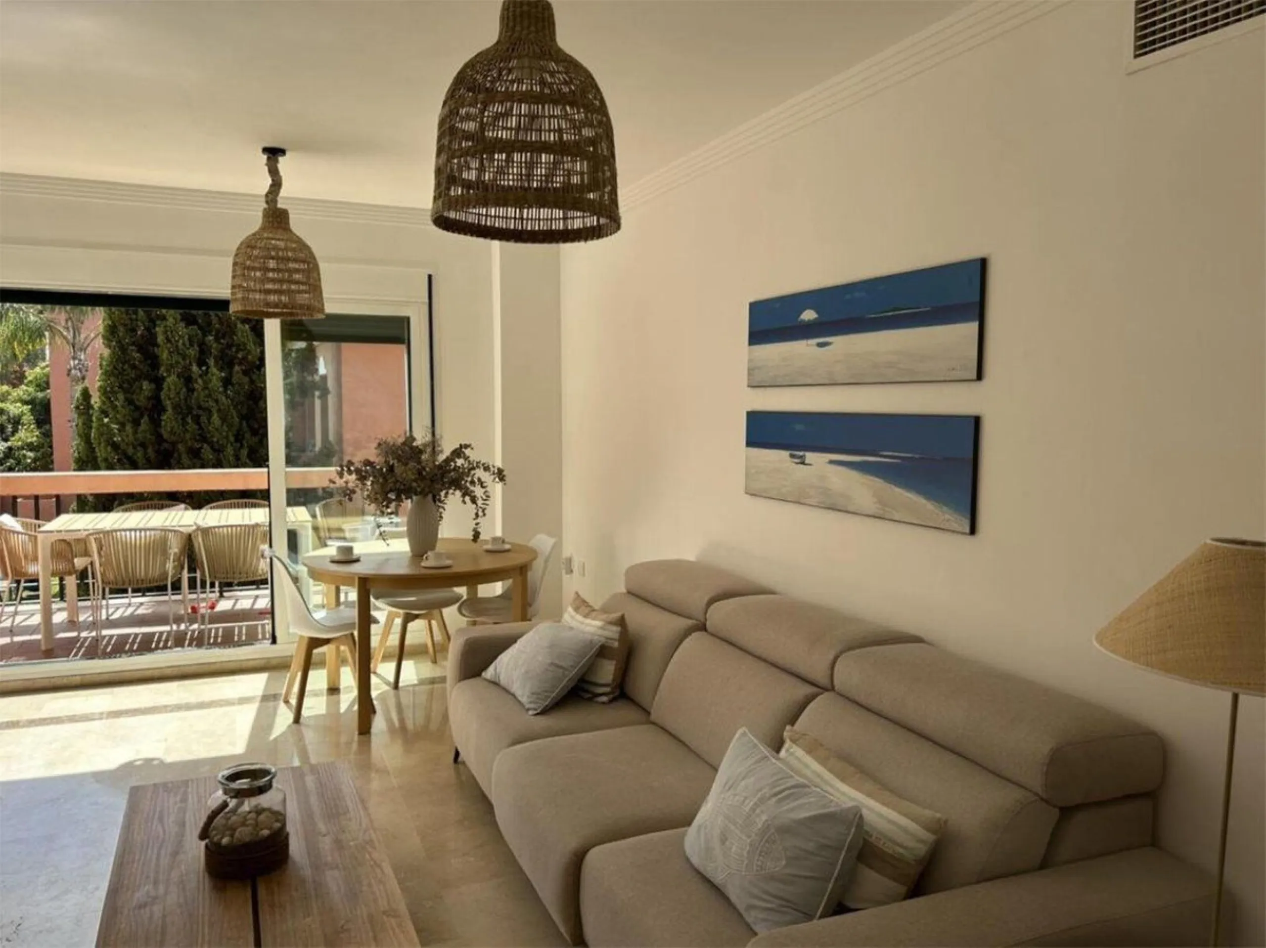 This modern, recently renovated apartment is located in the Marbesa area, just 300 meters from the sea.