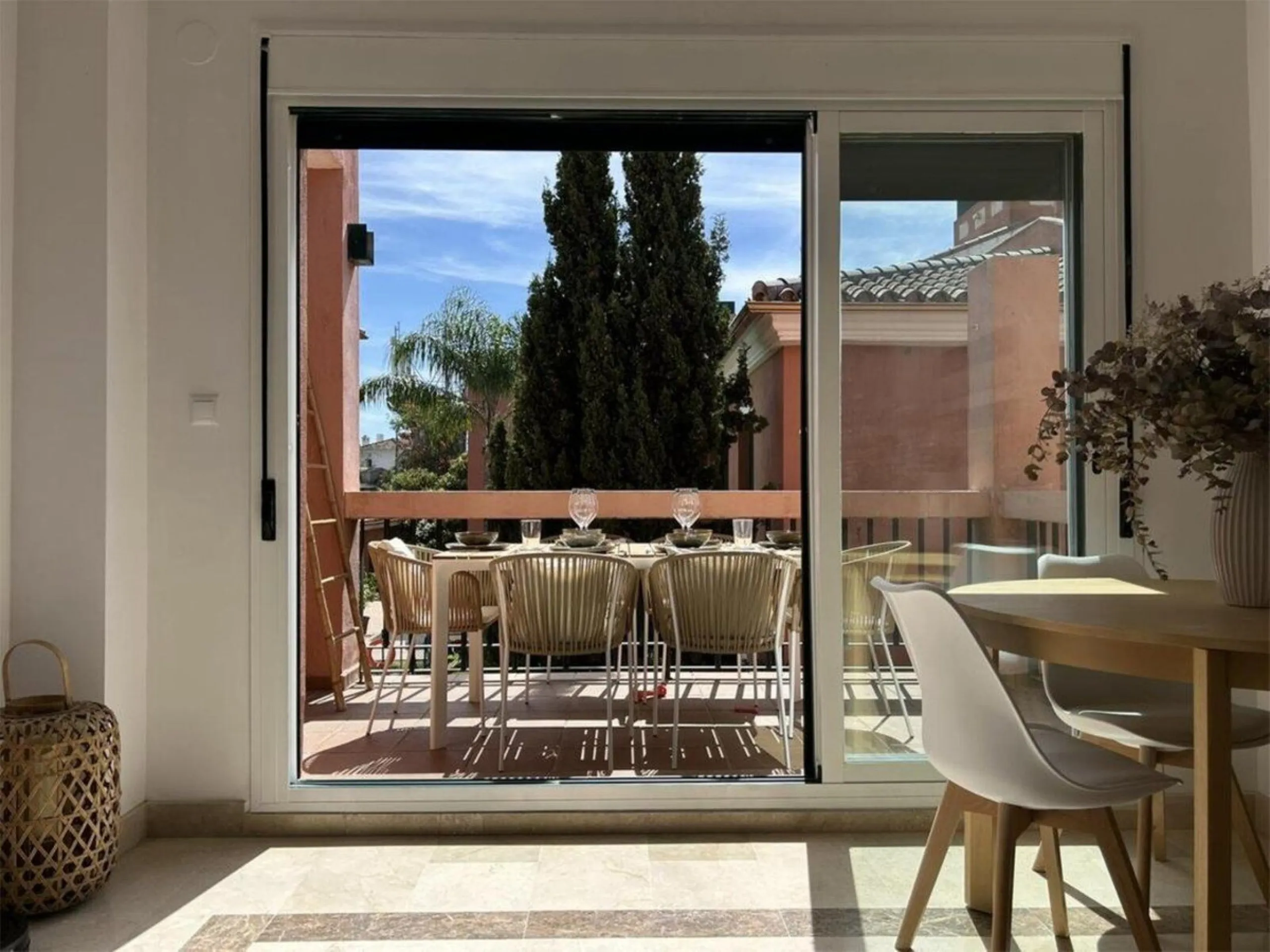 This modern, recently renovated apartment is located in the Marbesa area, just 300 meters from the sea.