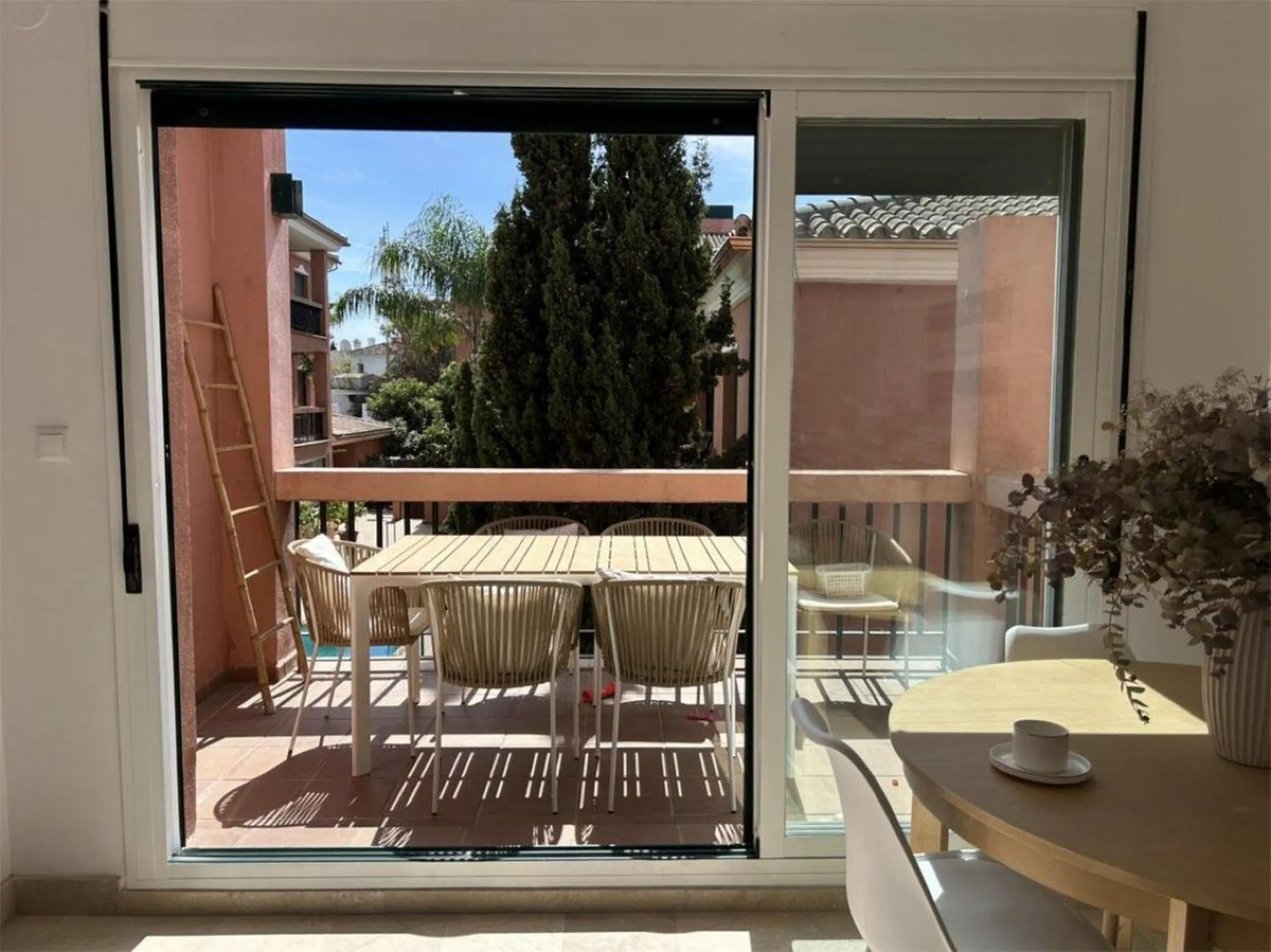 This modern, recently renovated apartment is located in the Marbesa area, just 300 meters from the sea.