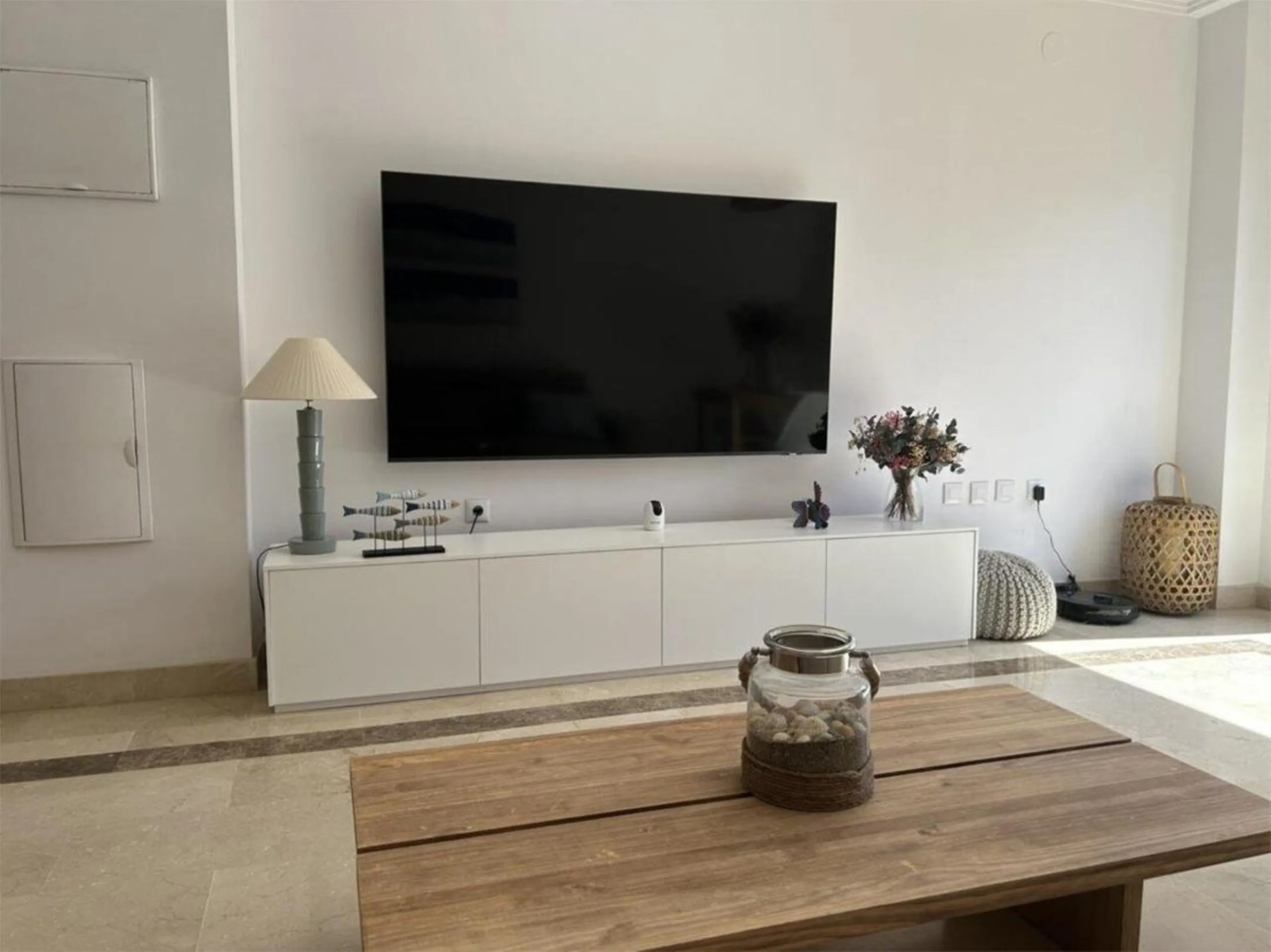This modern, recently renovated apartment is located in the Marbesa area, just 300 meters from the sea.