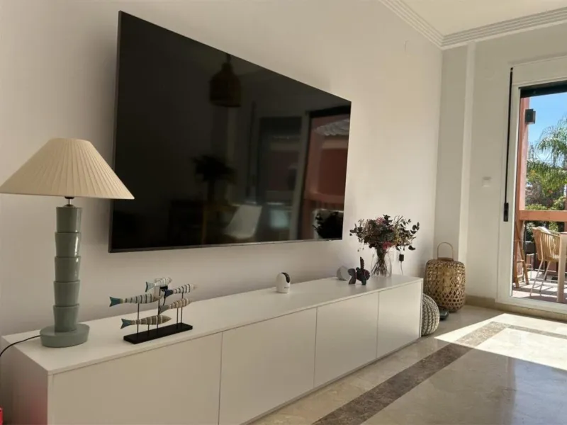 This modern, recently renovated apartment is located in the Marbesa area, just 300 meters from the sea.