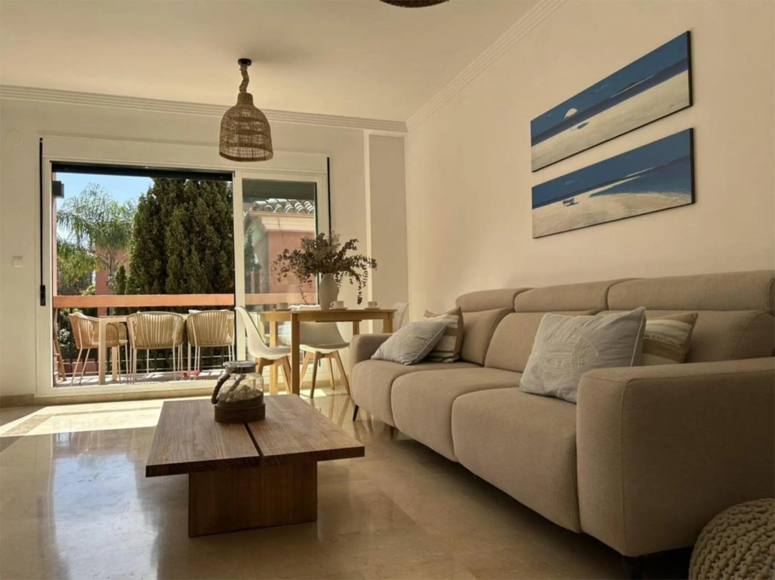 This modern, recently renovated apartment is located in the Marbesa area, just 300 meters from the sea.