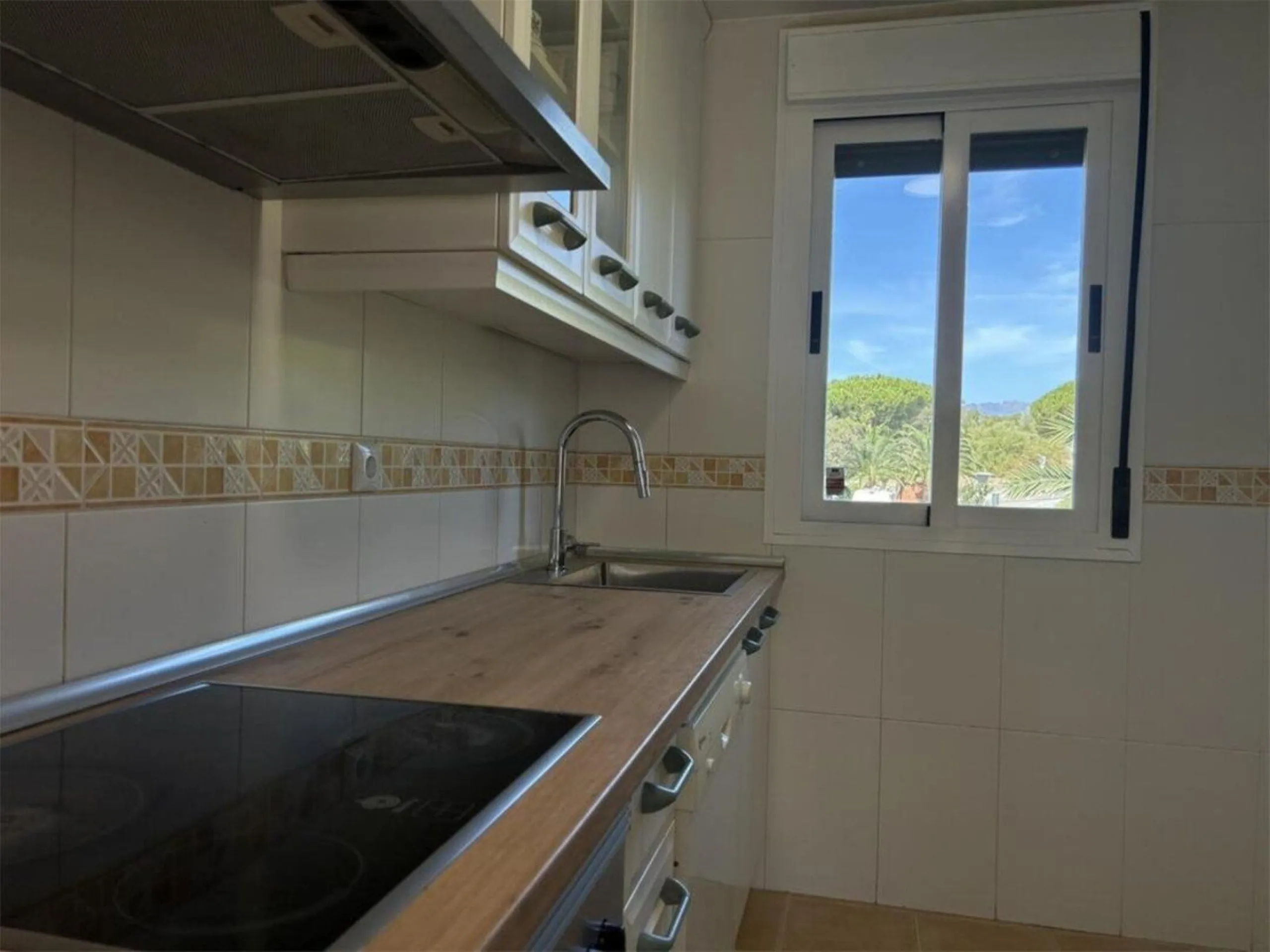 This modern, recently renovated apartment is located in the Marbesa area, just 300 meters from the sea.