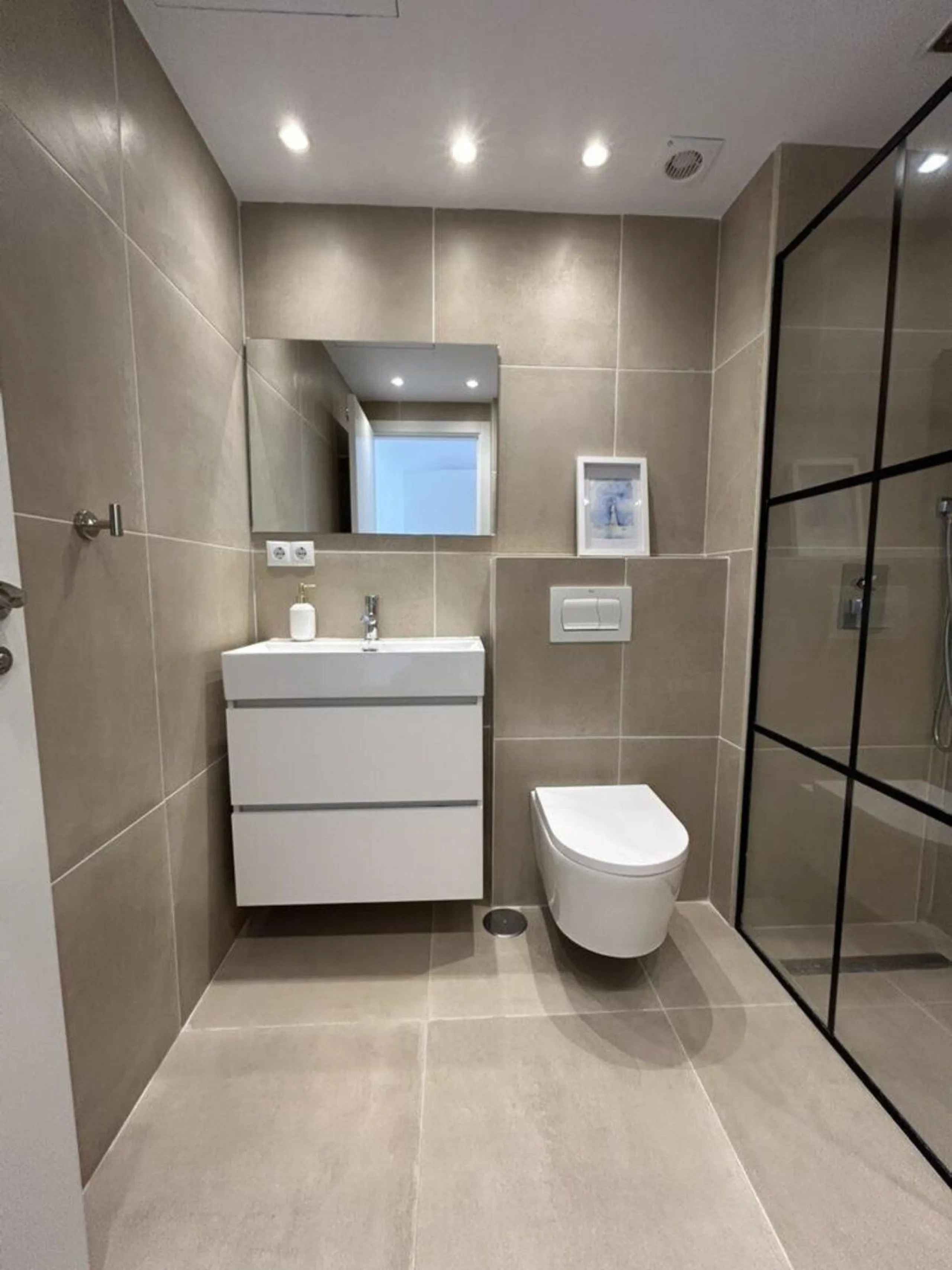 This modern, recently renovated apartment is located in the Marbesa area, just 300 meters from the sea.