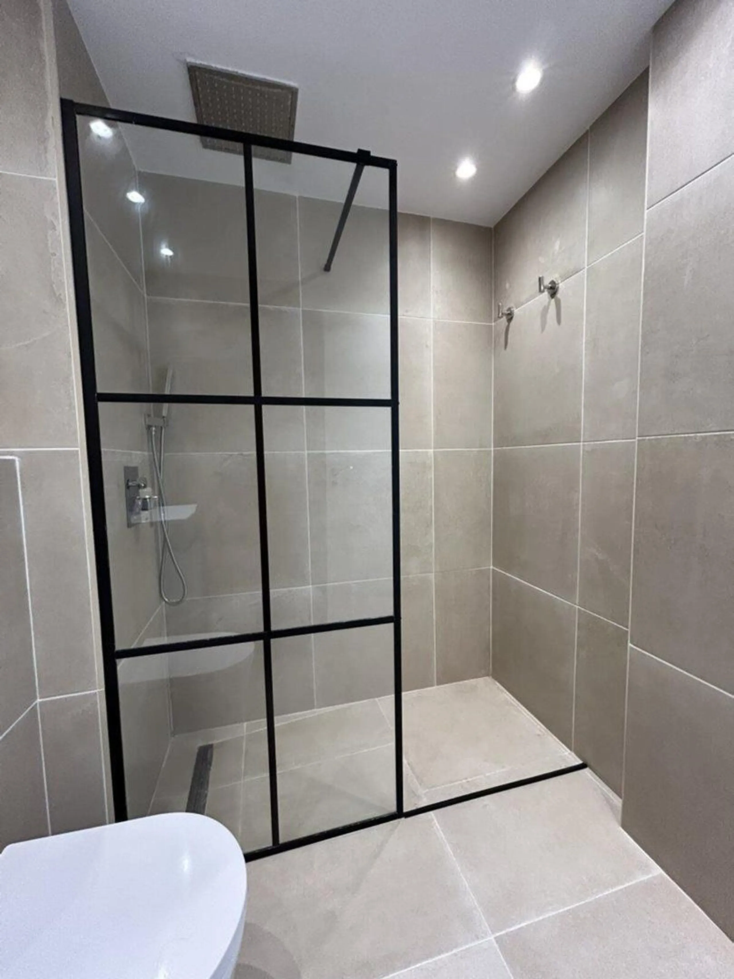 This modern, recently renovated apartment is located in the Marbesa area, just 300 meters from the sea.