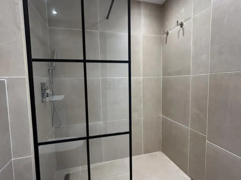 This modern, recently renovated apartment is located in the Marbesa area, just 300 meters from the sea.