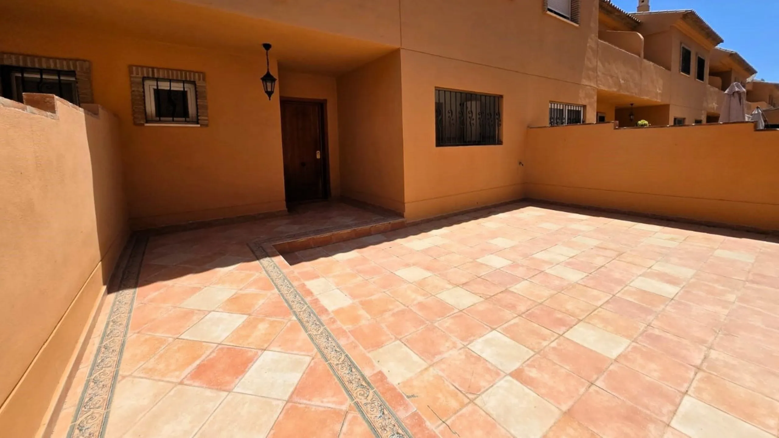 House - Townhouse в продаже в Mijas, Málaga. В доме 4 спален и 5 ванных комнат. Площадь дома 272 м²