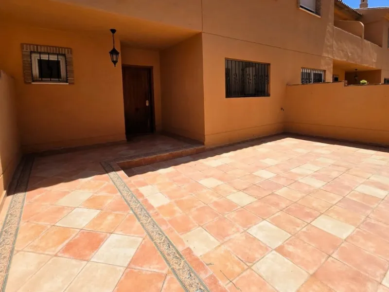 Excellent family residence available at a competitive price in Botanical Garden, La Cala de Mijas. This property offers a versatile layout, conveniently located close to all amenities, with private garage parking, a private garden and pool views. It is or