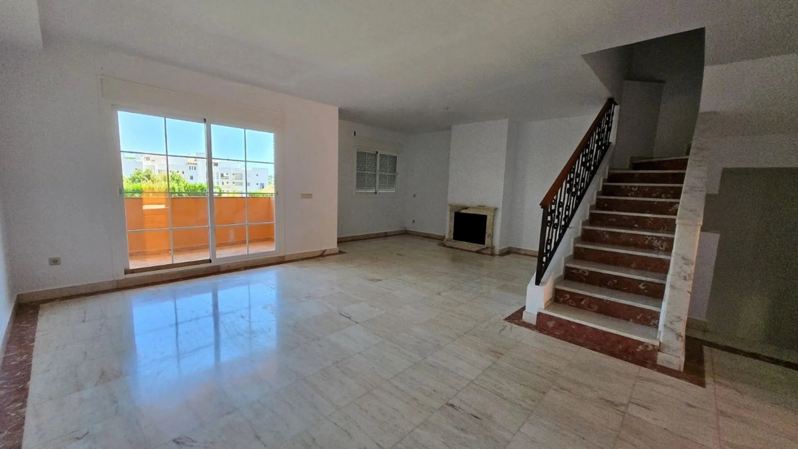 House - Townhouse в продаже в Mijas, Málaga. В доме 4 спален и 5 ванных комнат. Площадь дома 272 м²