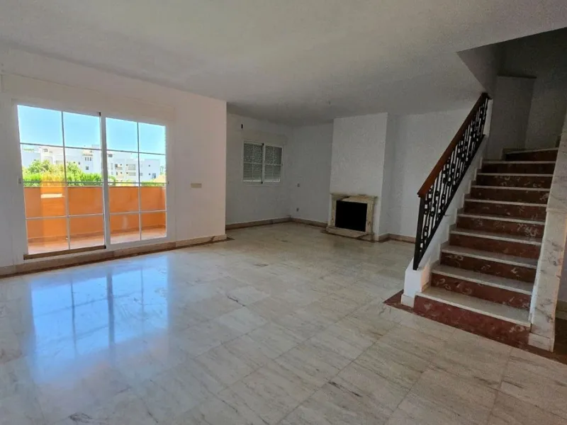 House - Townhouse в продаже в Mijas, Málaga. В доме 4 спален и 5 ванных комнат. Площадь дома 272 м²