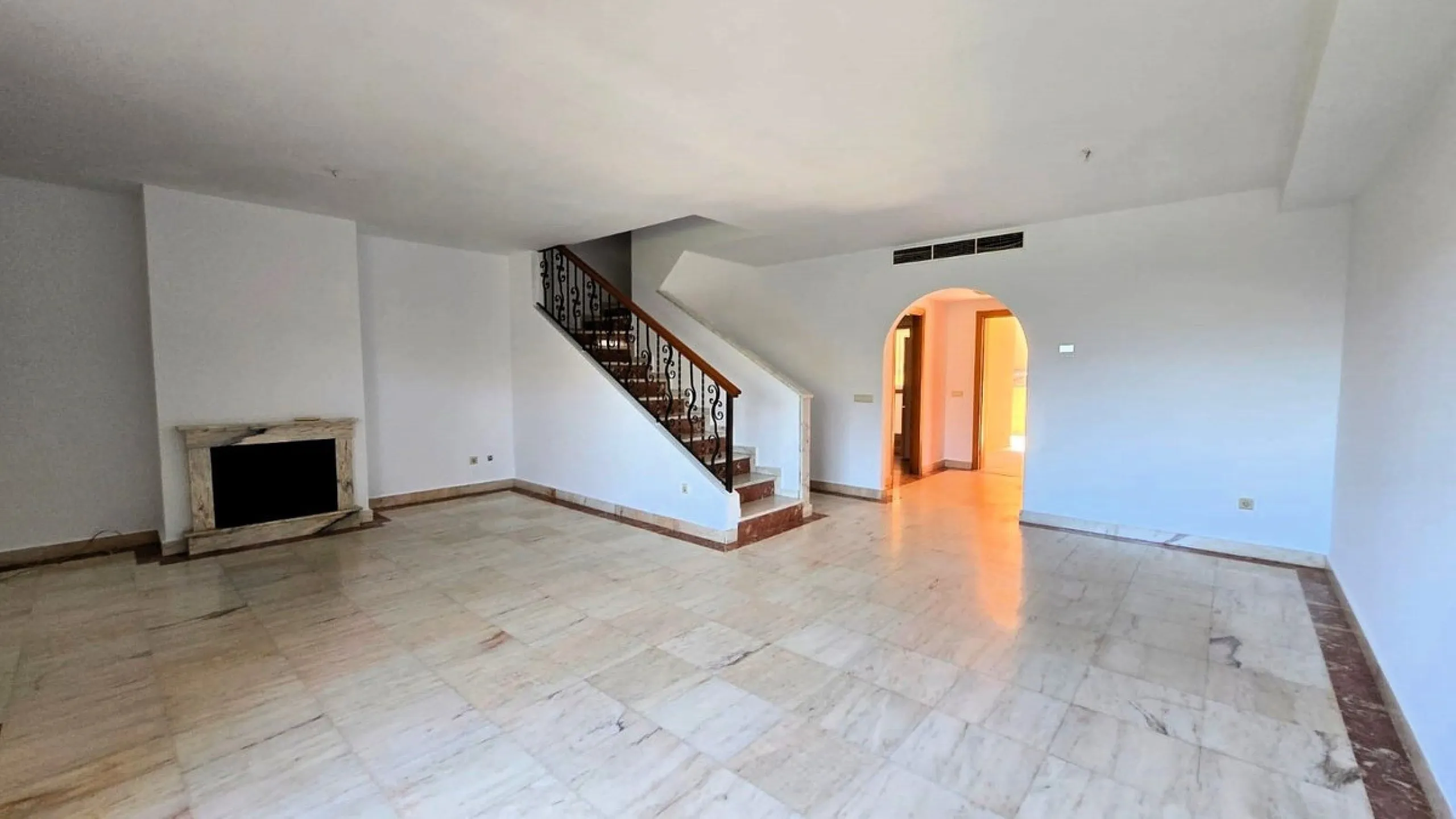 House - Townhouse в продаже в Mijas, Málaga. В доме 4 спален и 5 ванных комнат. Площадь дома 272 м²