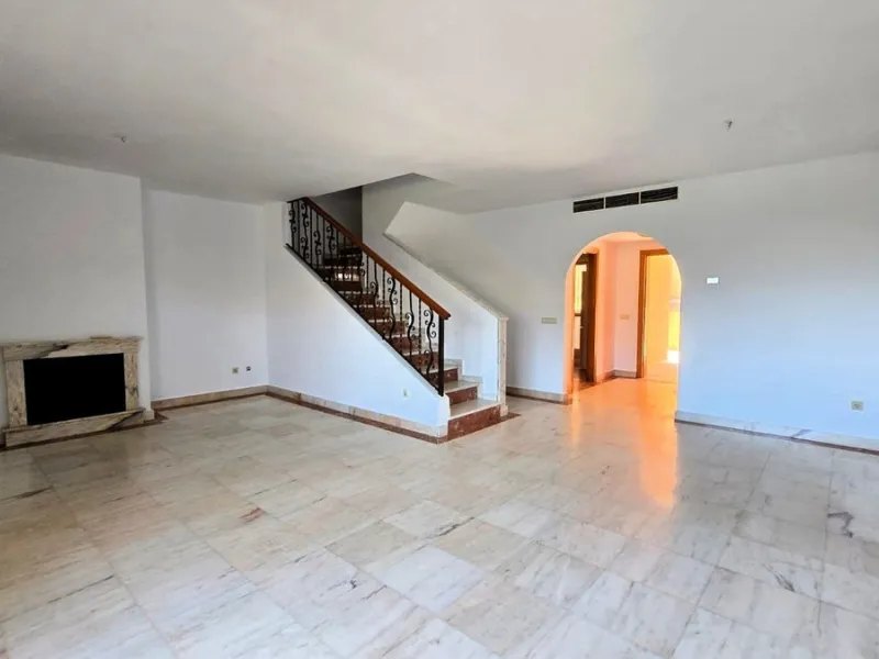 House - Townhouse в продаже в Mijas, Málaga. В доме 4 спален и 5 ванных комнат. Площадь дома 272 м²