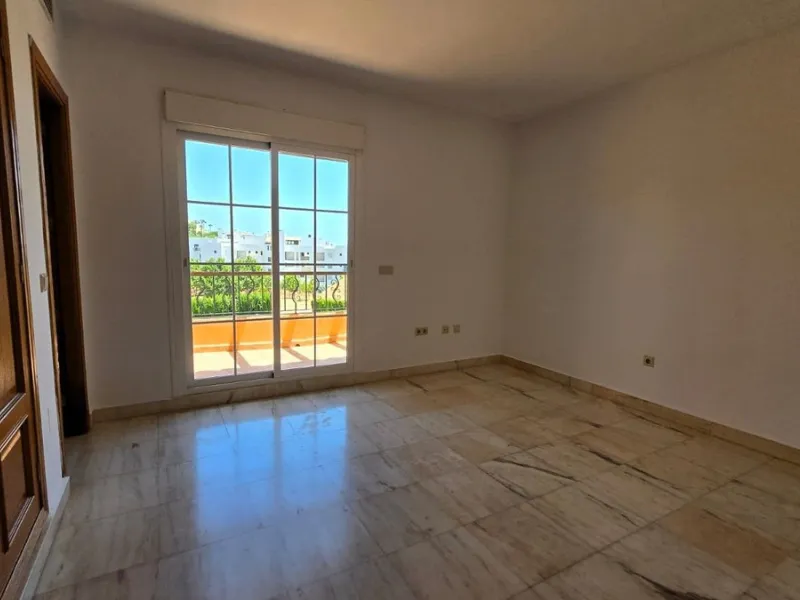 House - Townhouse в продаже в Mijas, Málaga. В доме 4 спален и 5 ванных комнат. Площадь дома 272 м²