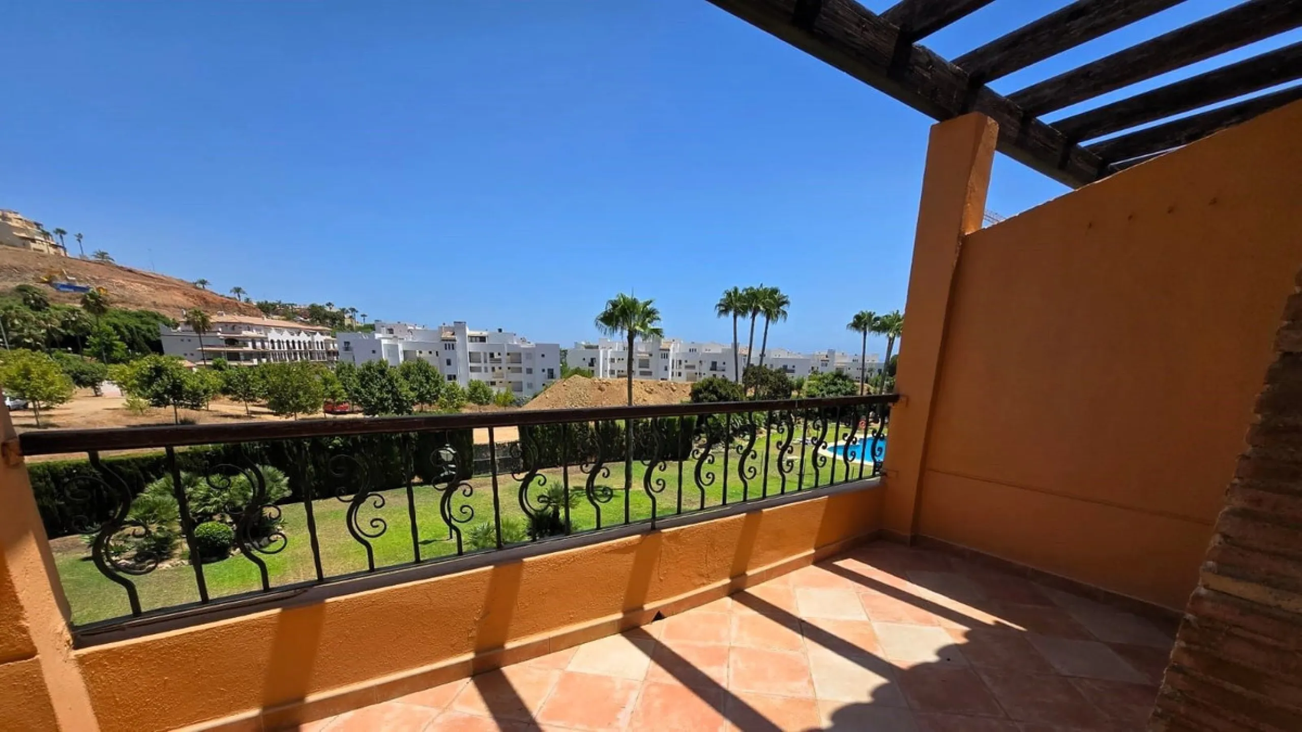 House - Townhouse в продаже в Mijas, Málaga. В доме 4 спален и 5 ванных комнат. Площадь дома 272 м²
