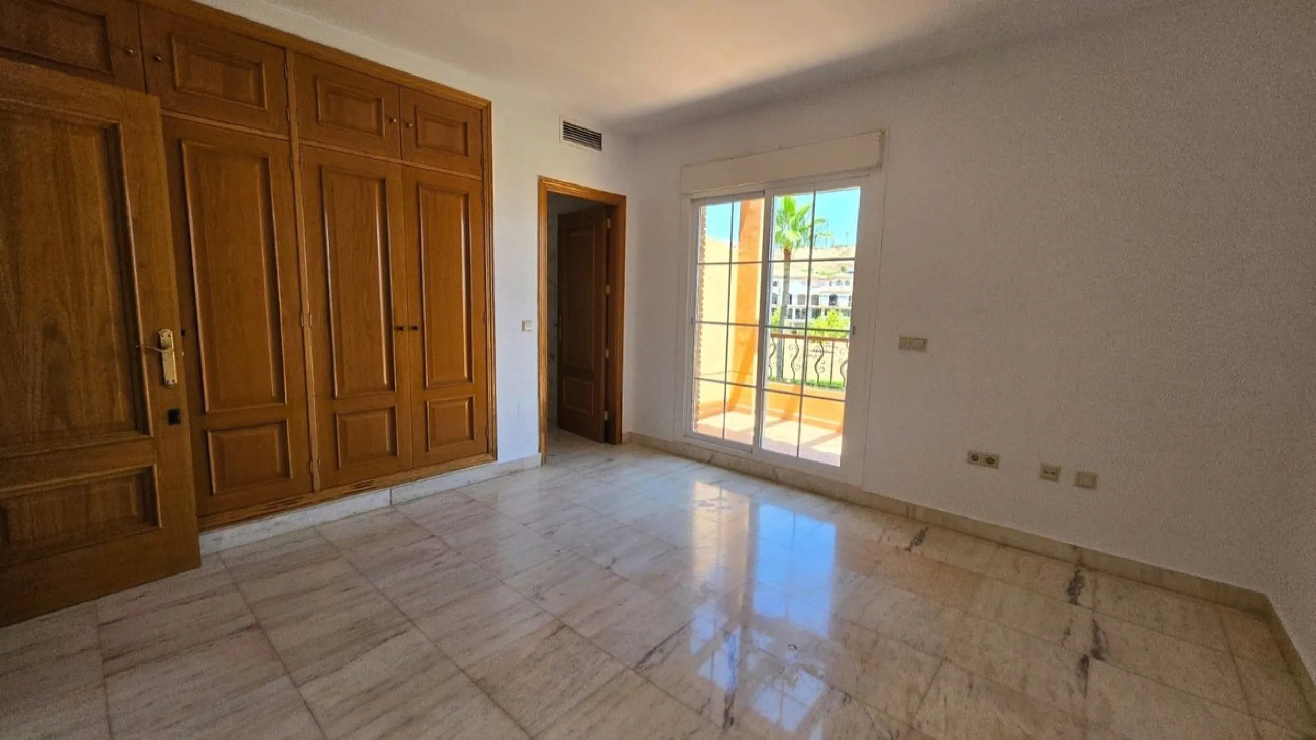 House - Townhouse в продаже в Mijas, Málaga. В доме 4 спален и 5 ванных комнат. Площадь дома 272 м²