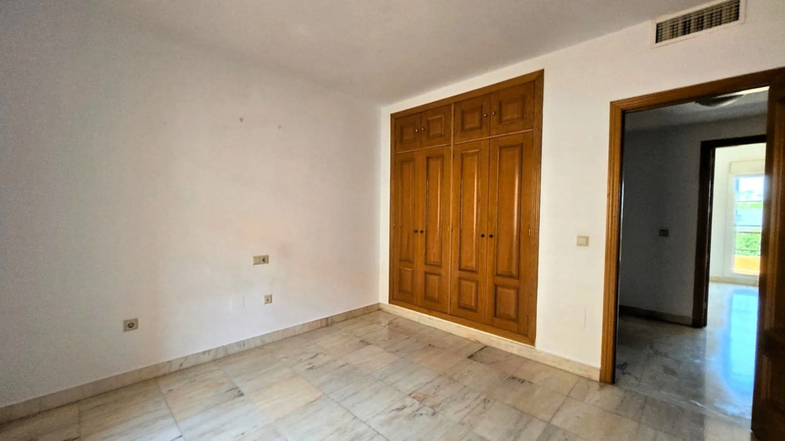 House - Townhouse в продаже в Mijas, Málaga. В доме 4 спален и 5 ванных комнат. Площадь дома 272 м²
