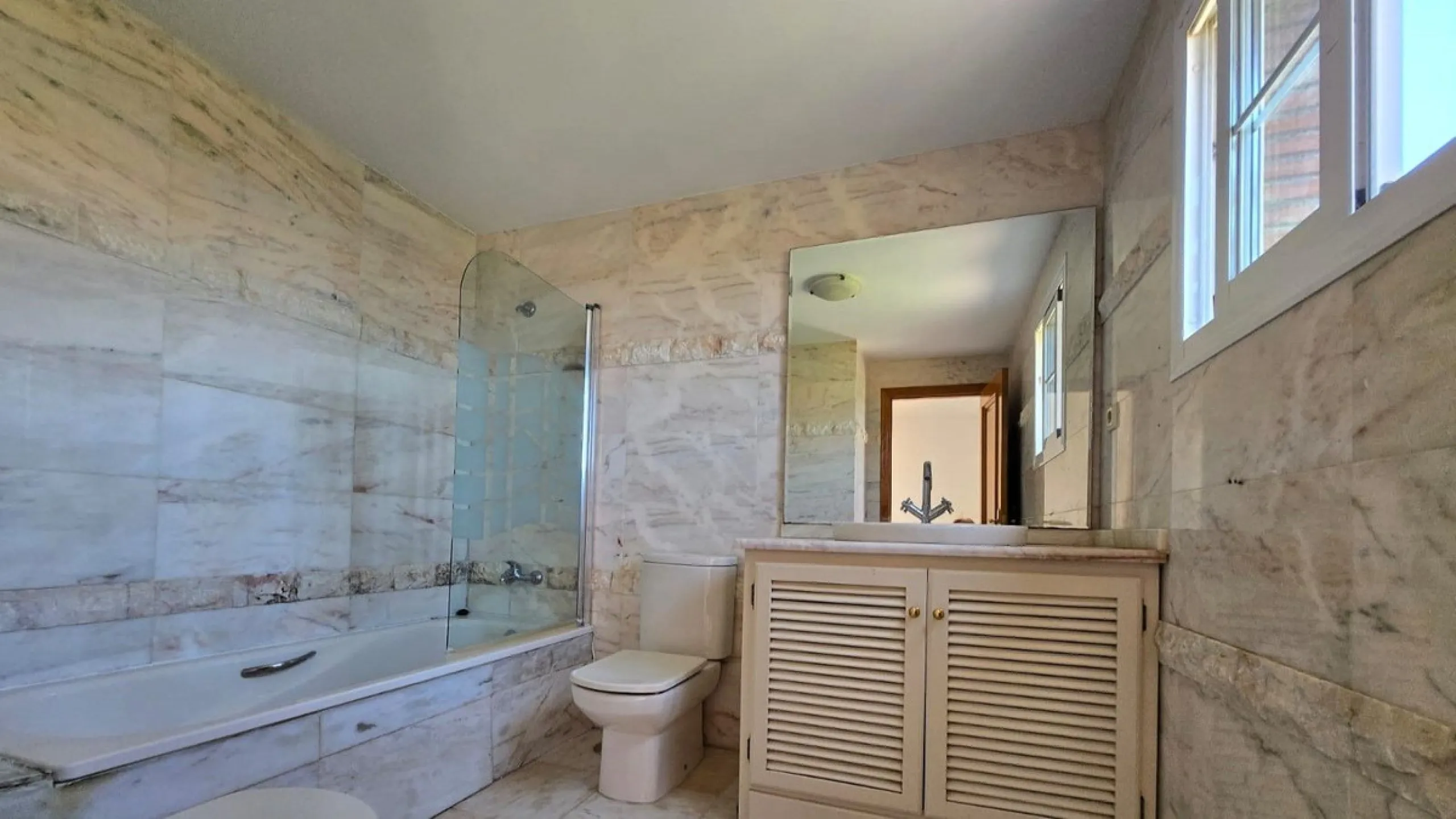 House - Townhouse в продаже в Mijas, Málaga. В доме 4 спален и 5 ванных комнат. Площадь дома 272 м²