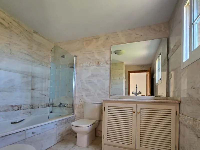 House - Townhouse в продаже в Mijas, Málaga. В доме 4 спален и 5 ванных комнат. Площадь дома 272 м²