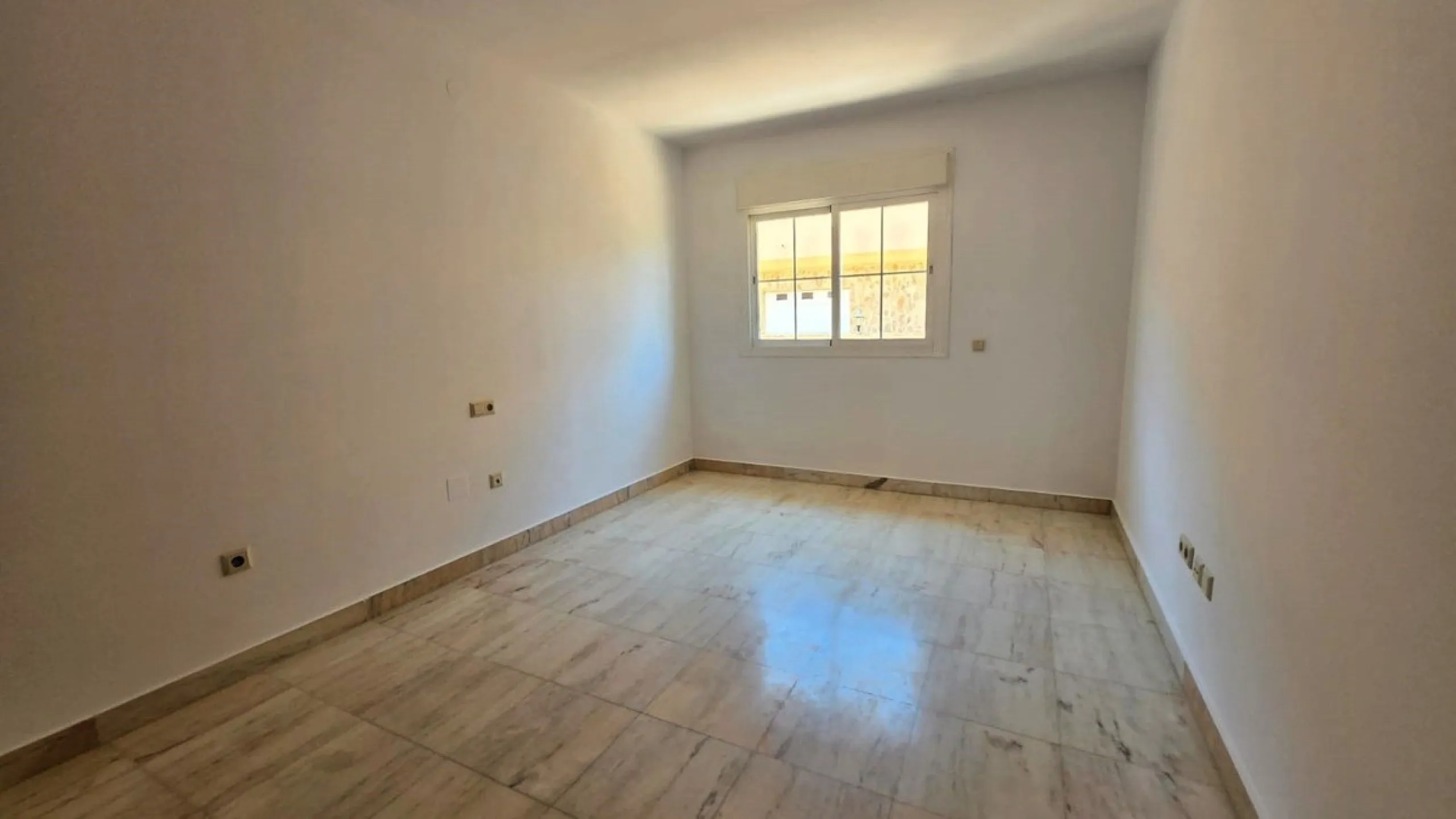 House - Townhouse в продаже в Mijas, Málaga. В доме 4 спален и 5 ванных комнат. Площадь дома 272 м²
