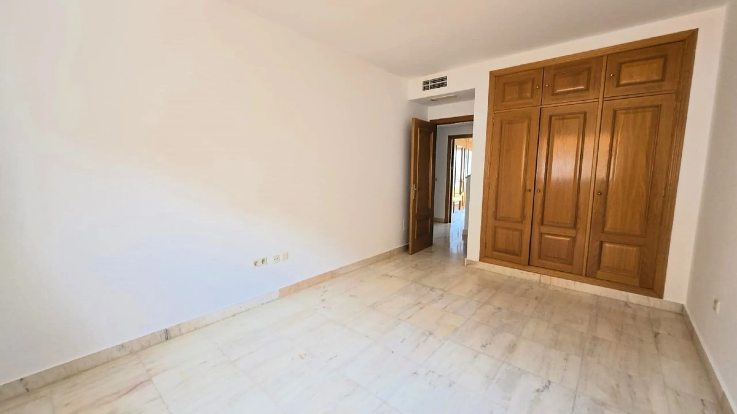 House - Townhouse в продаже в Mijas, Málaga. В доме 4 спален и 5 ванных комнат. Площадь дома 272 м²