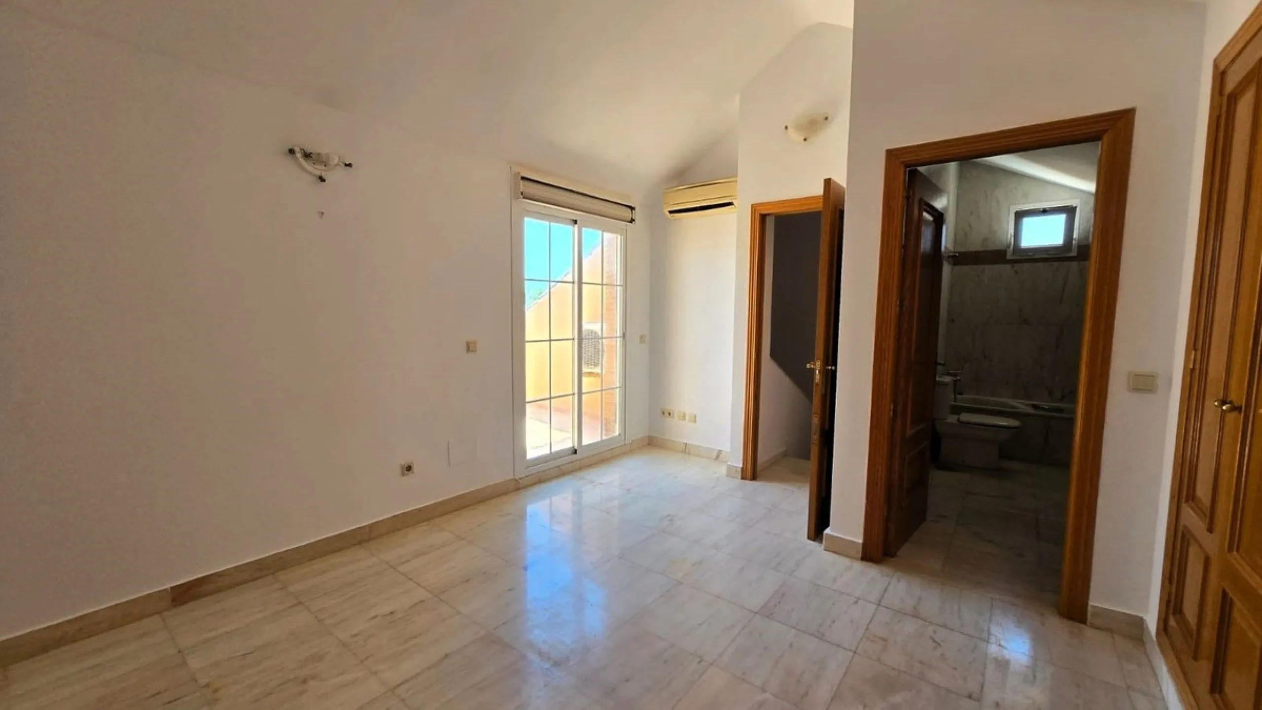 House - Townhouse в продаже в Mijas, Málaga. В доме 4 спален и 5 ванных комнат. Площадь дома 272 м²