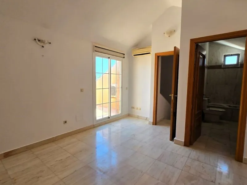 House - Townhouse в продаже в Mijas, Málaga. В доме 4 спален и 5 ванных комнат. Площадь дома 272 м²