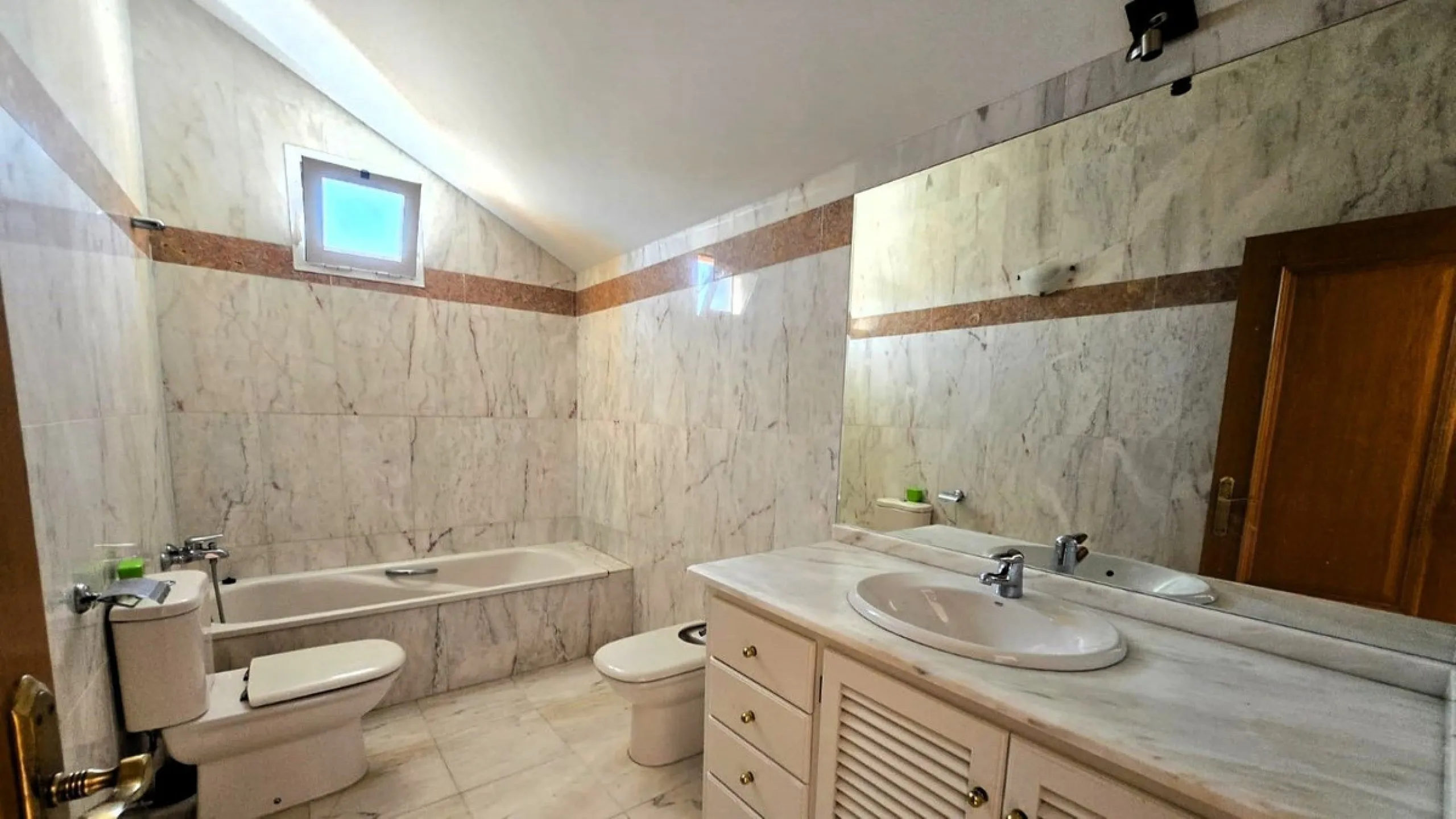 House - Townhouse в продаже в Mijas, Málaga. В доме 4 спален и 5 ванных комнат. Площадь дома 272 м²