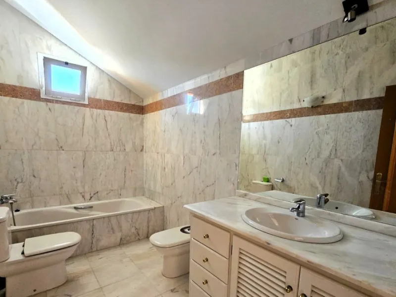 House - Townhouse в продаже в Mijas, Málaga. В доме 4 спален и 5 ванных комнат. Площадь дома 272 м²