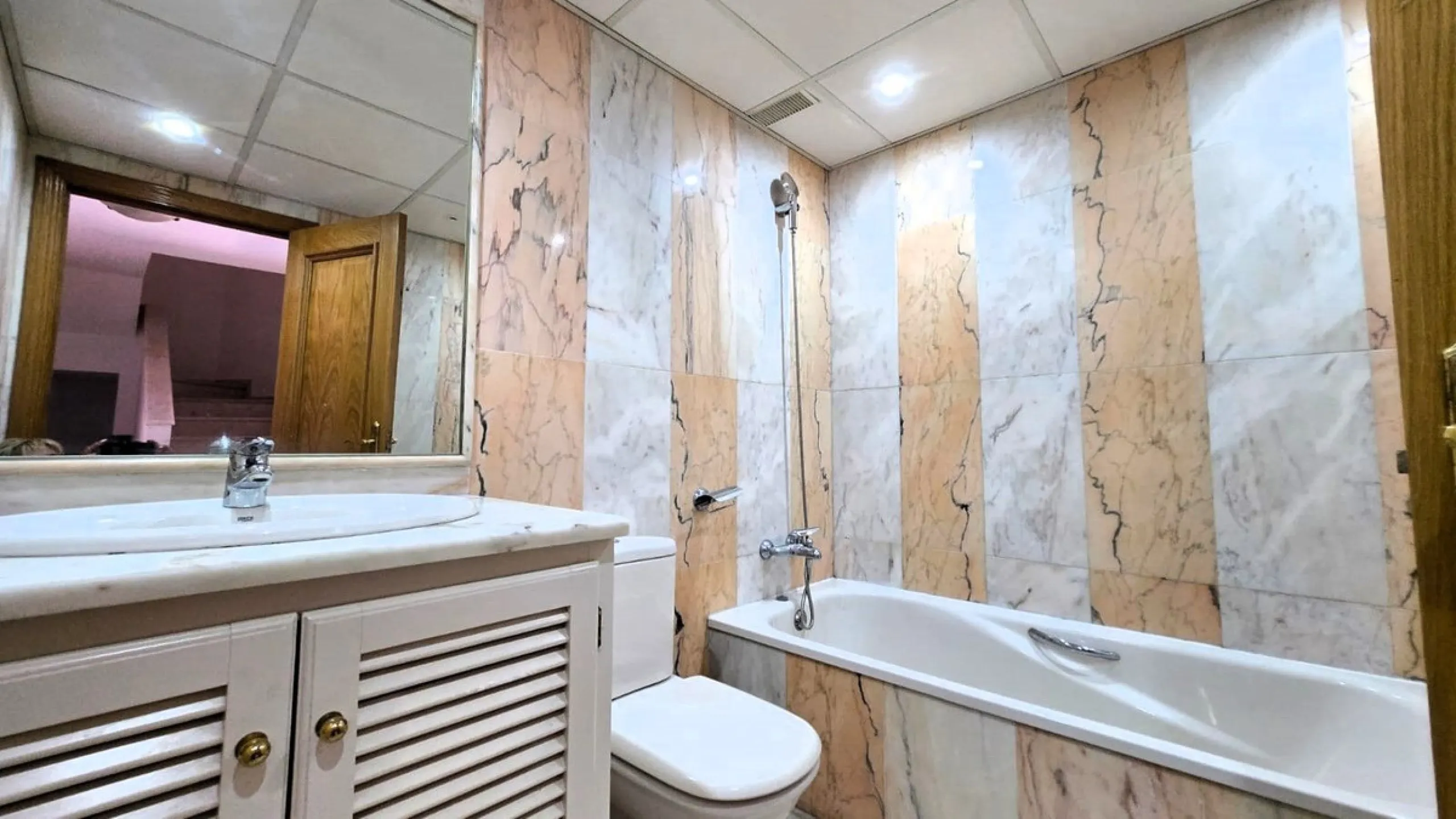 House - Townhouse в продаже в Mijas, Málaga. В доме 4 спален и 5 ванных комнат. Площадь дома 272 м²
