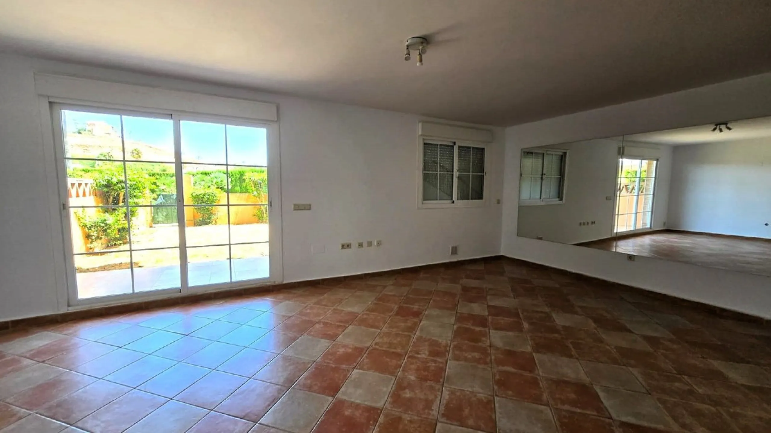 House - Townhouse в продаже в Mijas, Málaga. В доме 4 спален и 5 ванных комнат. Площадь дома 272 м²