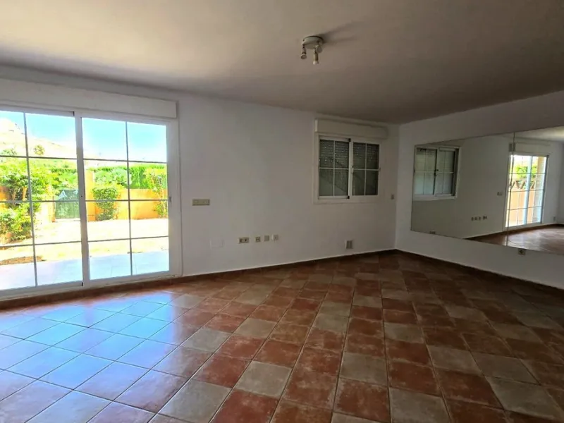 House - Townhouse в продаже в Mijas, Málaga. В доме 4 спален и 5 ванных комнат. Площадь дома 272 м²