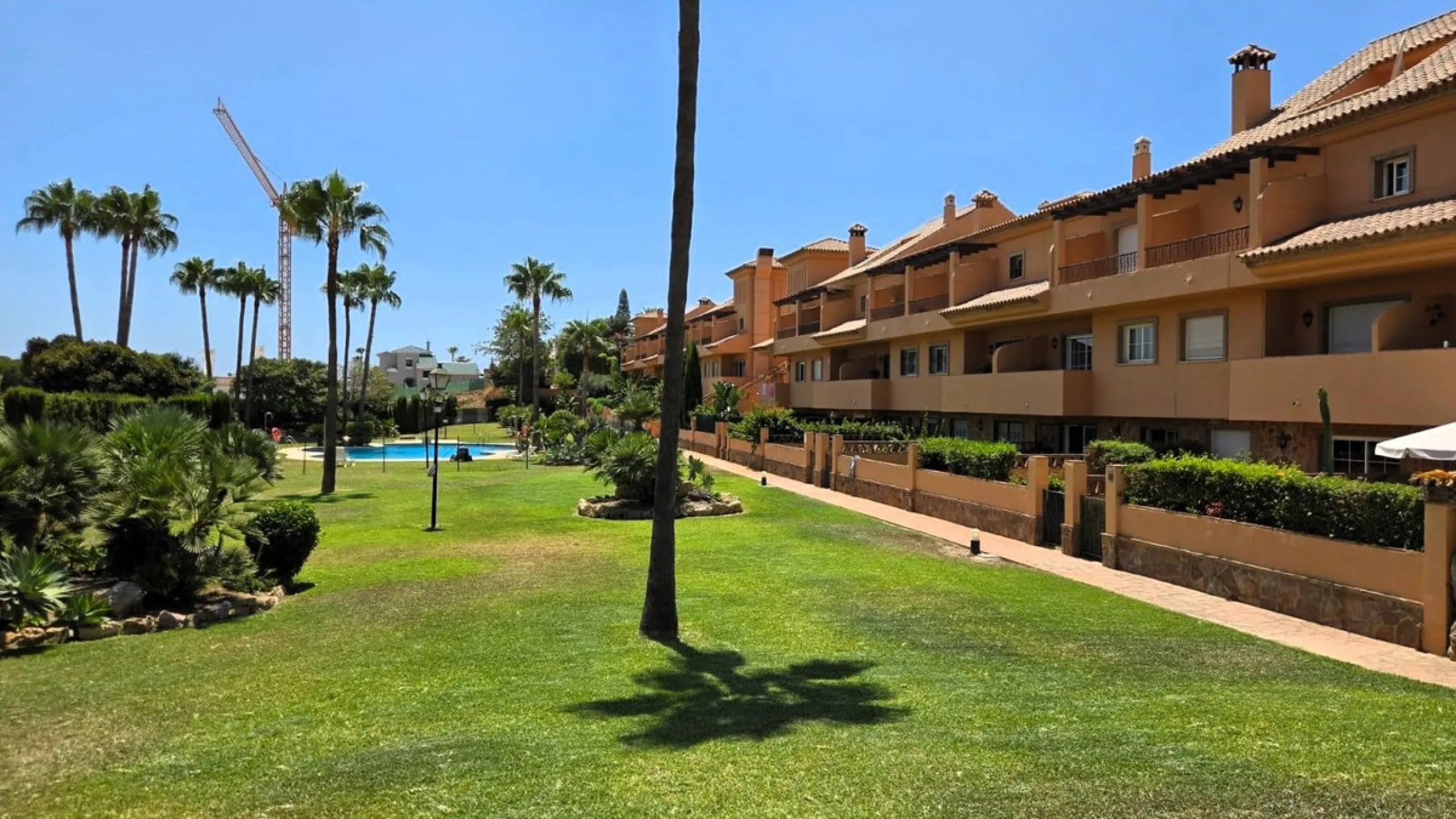 House - Townhouse в продаже в Mijas, Málaga. В доме 4 спален и 5 ванных комнат. Площадь дома 272 м²